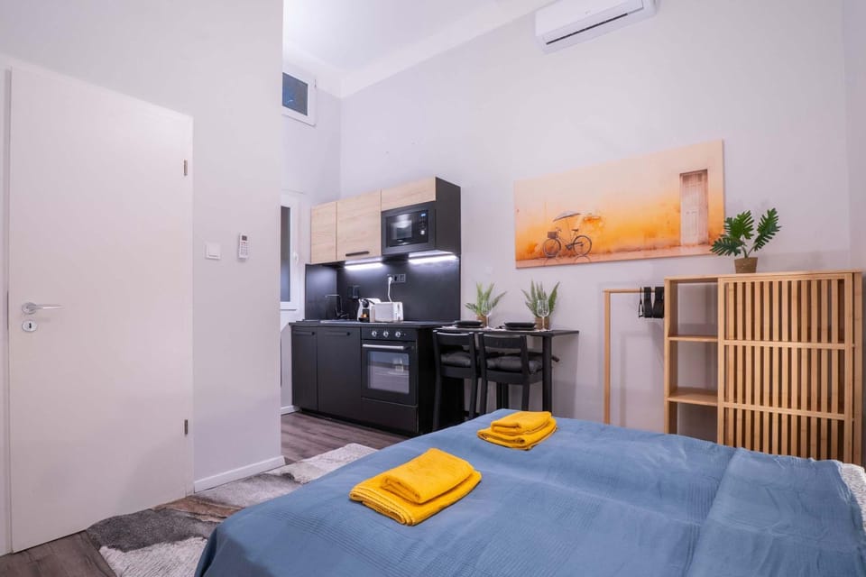 Bed, Kitchen or kitchenette, oven, towels