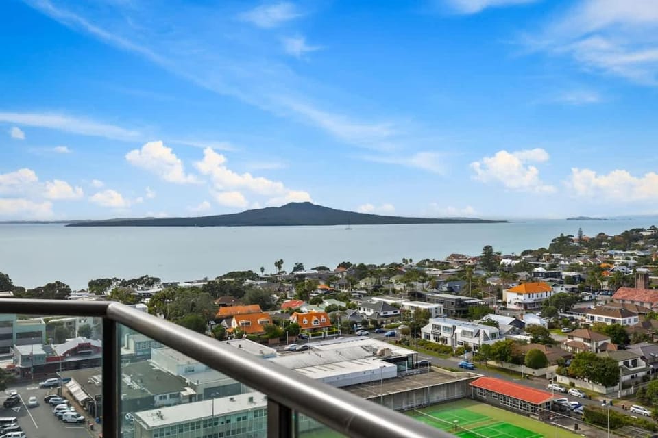 Modern 1BR w Pool Gym Steps to Beach by Zodiak Stays Apartment in Auckland