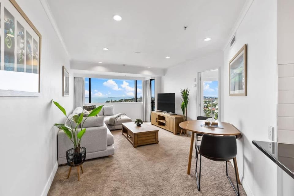 Modern 1BR w Pool Gym Steps to Beach by Zodiak Stays Apartment in Auckland