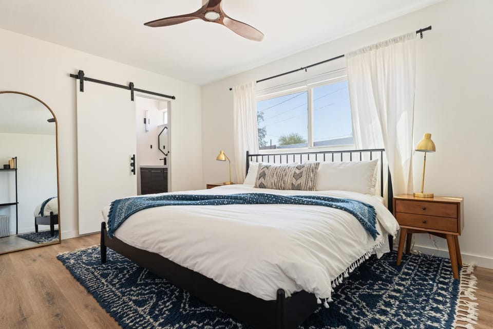 Bed, Photo of the whole room, Bedroom