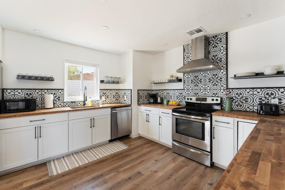 Coffee/tea facilities, Kitchen or kitchenette, dishwasher, oven, stove, toaster