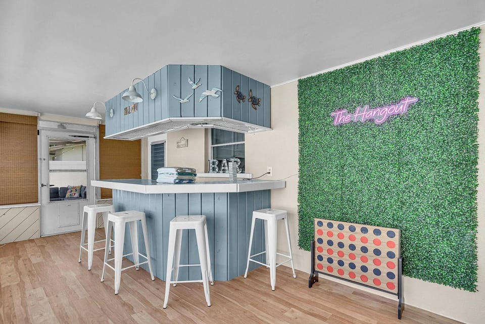 Four Bed Home with Pool Game Room Bar Near Beach House in Largo