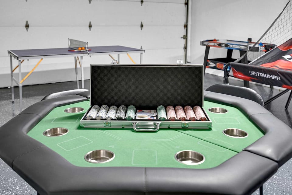 Four Bed Home with Pool Game Room Bar Near Beach House in Largo