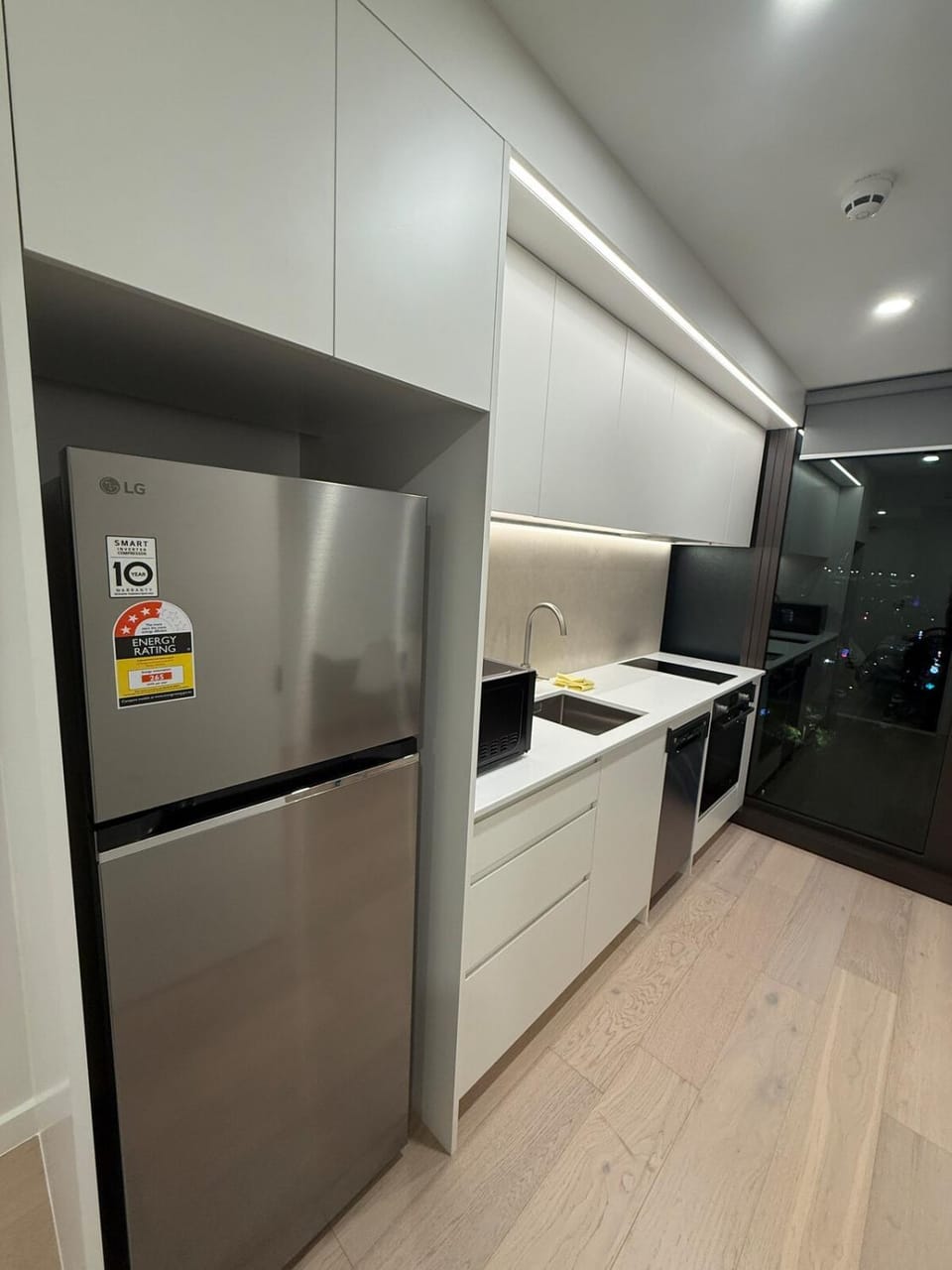 Kitchen or kitchenette, minibar, oven, stove
