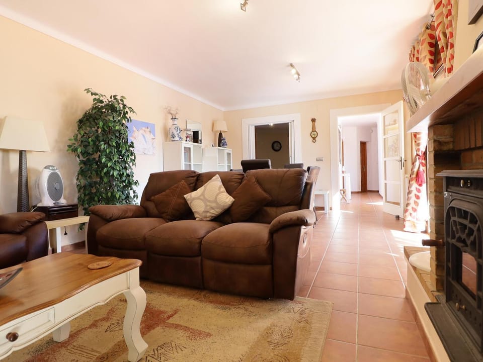 Villa Familiar con Piscina Privada, Costa Brava - ES-366-10 Villa in Alt Empordà