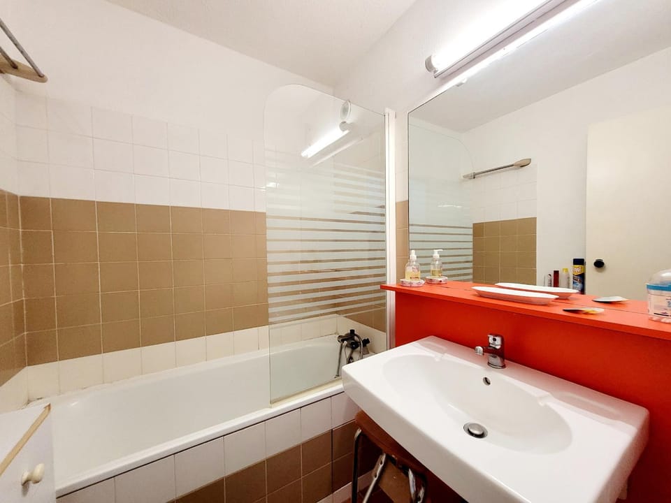 Beau studio cabine avec parking et climatisation, idéal pour 4 personnes - FR-1-794-161 Cabin in Canet-en-Roussillon