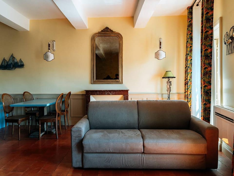 Charmant appartement climatisé, centre historique de Pézenas, animaux admis - FR-1-607-214 Apartment in Pézenas