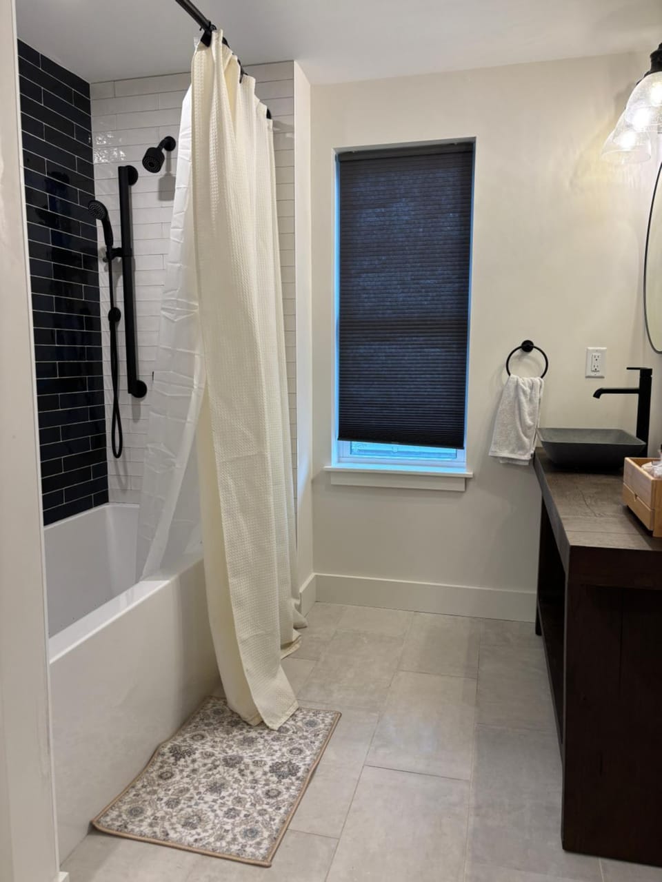 Modern bedroom in Weymouth with private bath Vacation rental in Weymouth