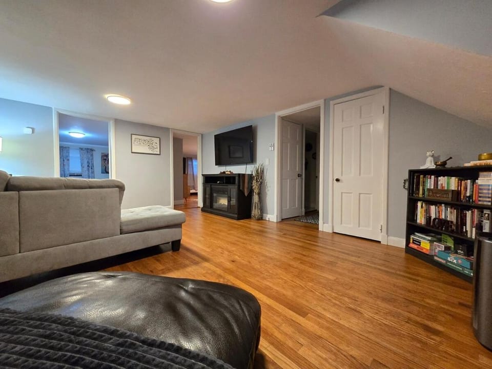 2 Bedroom Apartment on Quinsigamond Lake Apartment in Shrewsbury