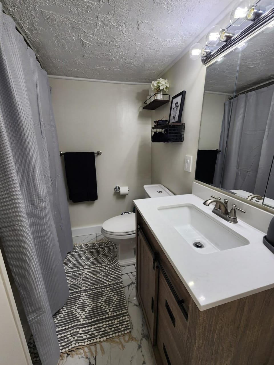 2 Bedroom Apartment on Quinsigamond Lake Apartment in Shrewsbury