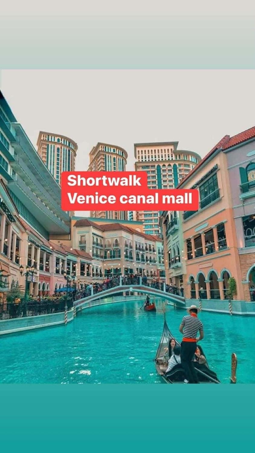 Morgan Suite a6 BGC shortwalk Venice Canal Mall Apartment in Makati