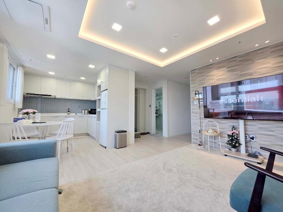 Kitchen or kitchenette, Living room, Seating area, Dining area