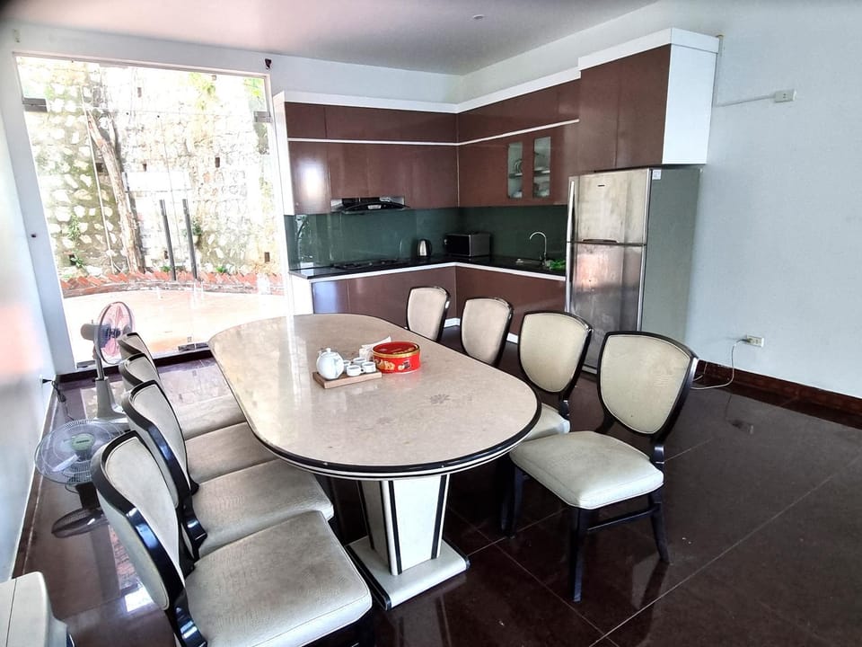 Kitchen or kitchenette, Seating area, Dining area, stove
