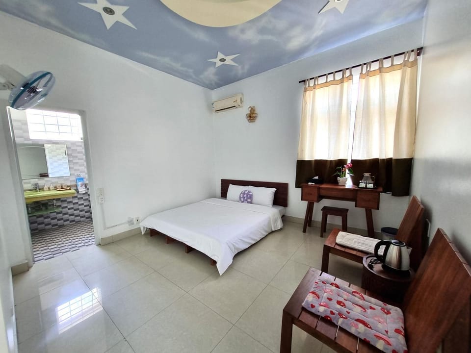 Bed, Photo of the whole room, Seating area, Bedroom