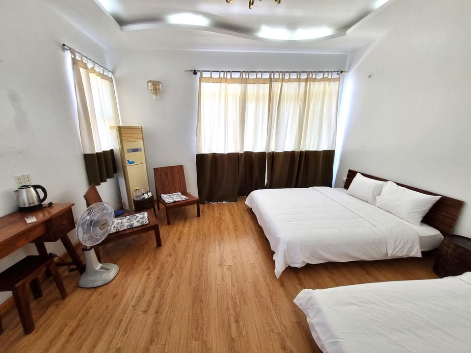 Bed, Seating area, Bedroom, air conditioner