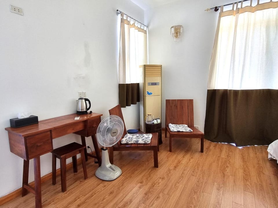 Bed, Living room, Photo of the whole room, Seating area, Bedroom