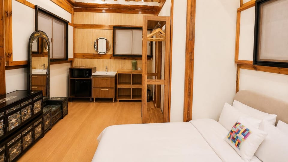 Bed, Photo of the whole room, Decorative detail, Bedroom, Area and facilities