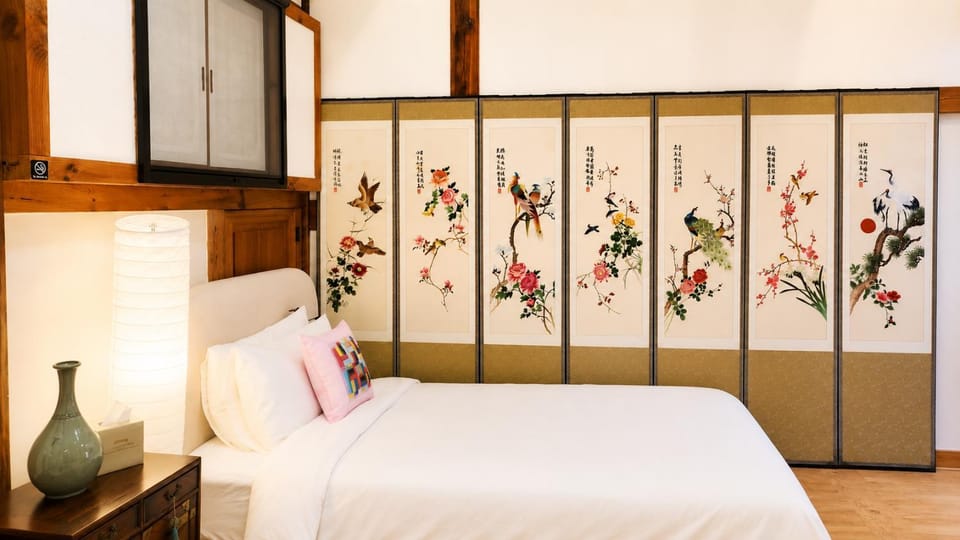 Bed, Photo of the whole room, Decorative detail, Bedroom, Area and facilities