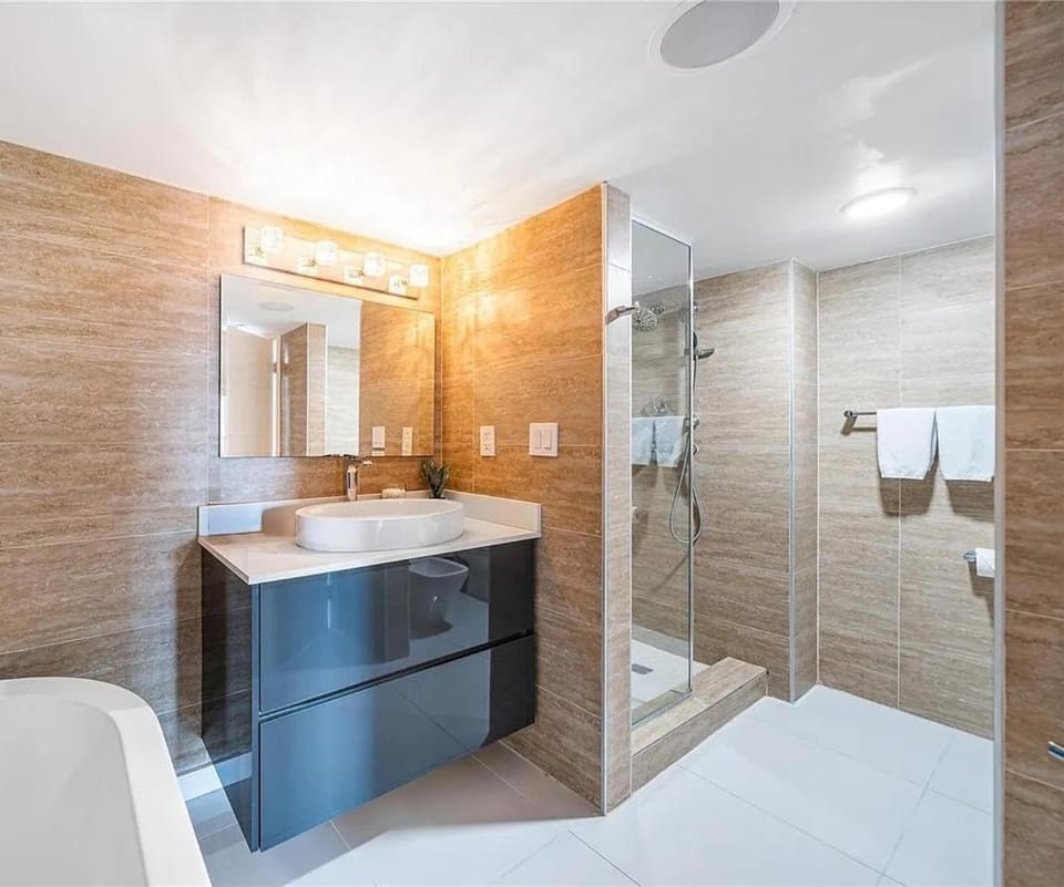 Luxury 3-Bedroom Bayview Retreat at The Grand Miami Apartment in Miami