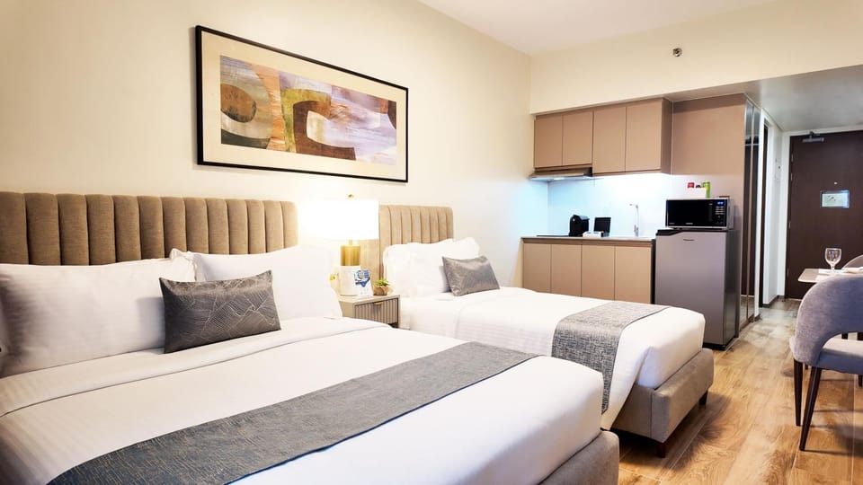 Shower, Toilet, Bed, View (from property/room), Balcony/Terrace, Kitchen or kitchenette, Bedroom, Street view, bidet, hair dryier, internet, microwave, towels, trouser press