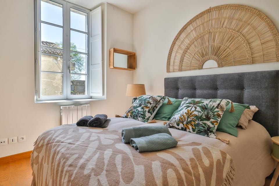 Bed, Photo of the whole room, Bedroom, heating, towels