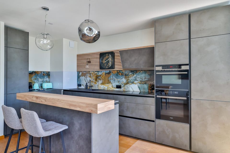 Coffee/tea facilities, dishwasher, microwave, oven, stove, toaster, washing machine