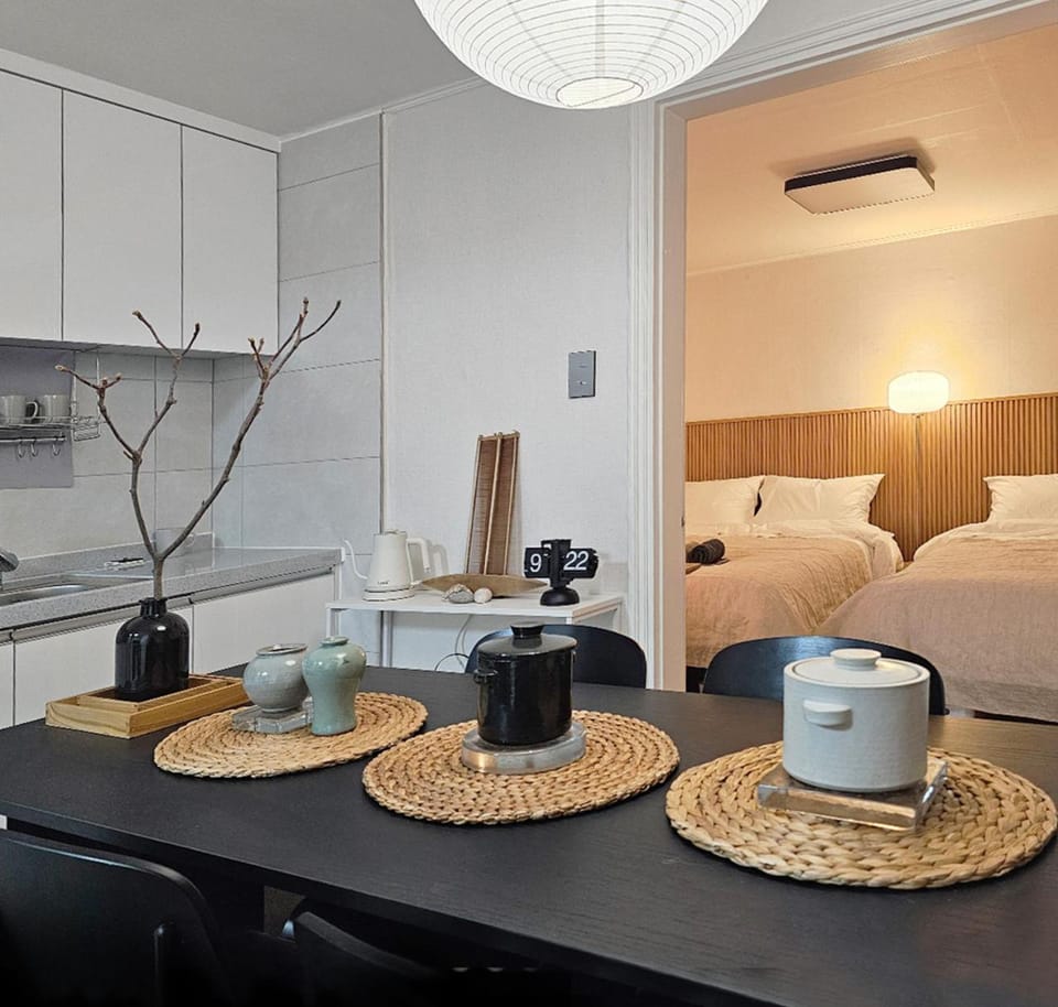 Kitchen or kitchenette, Dining area