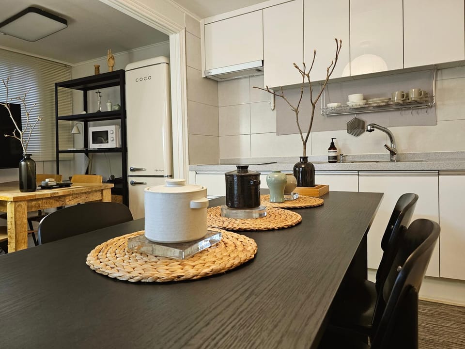 Kitchen or kitchenette, Dining area, stove