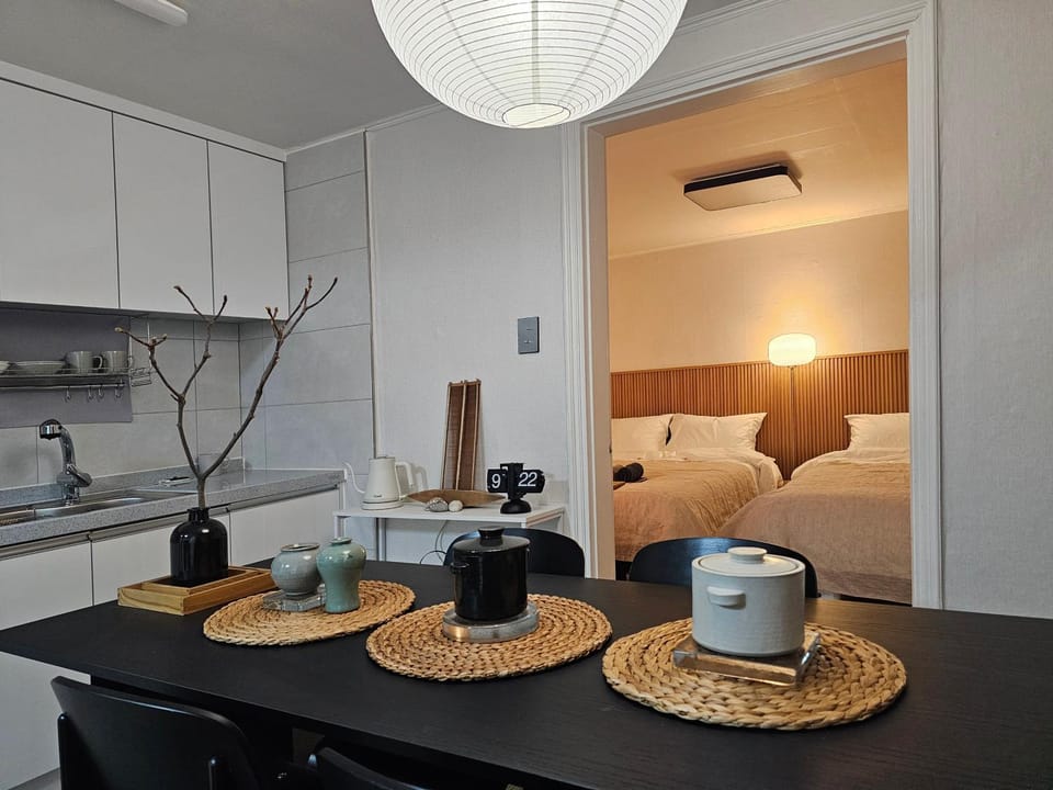 Coffee/tea facilities, Living room, Seating area, Dining area