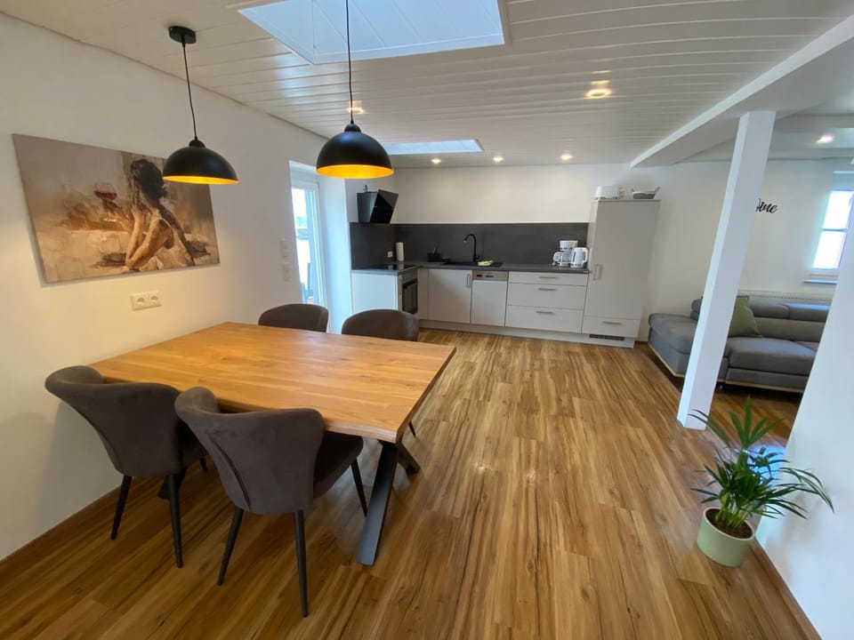 Kitchen or kitchenette, Seating area, Dining area