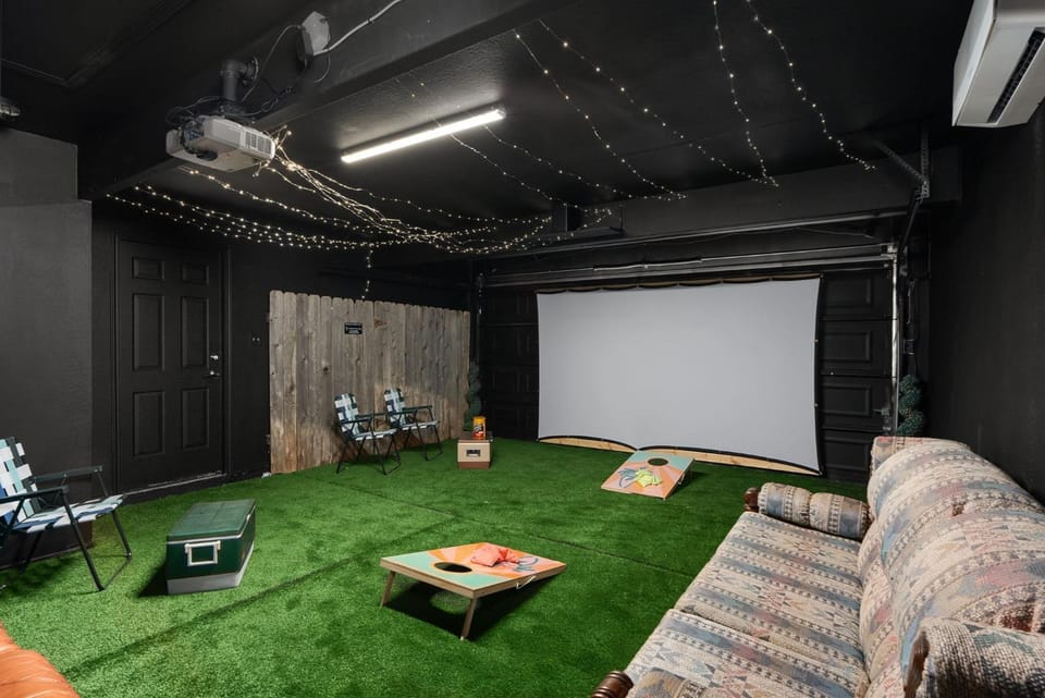 Pool Getaway Movie Room Games Yard BBQ Pets House in Round Rock