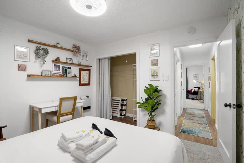 Ocean glimpse from the patio Apartment in Pacifica