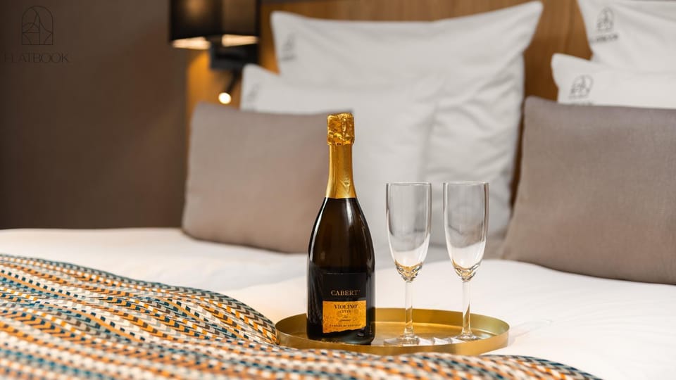 Bed, Photo of the whole room, Bedroom, Alcoholic drinks