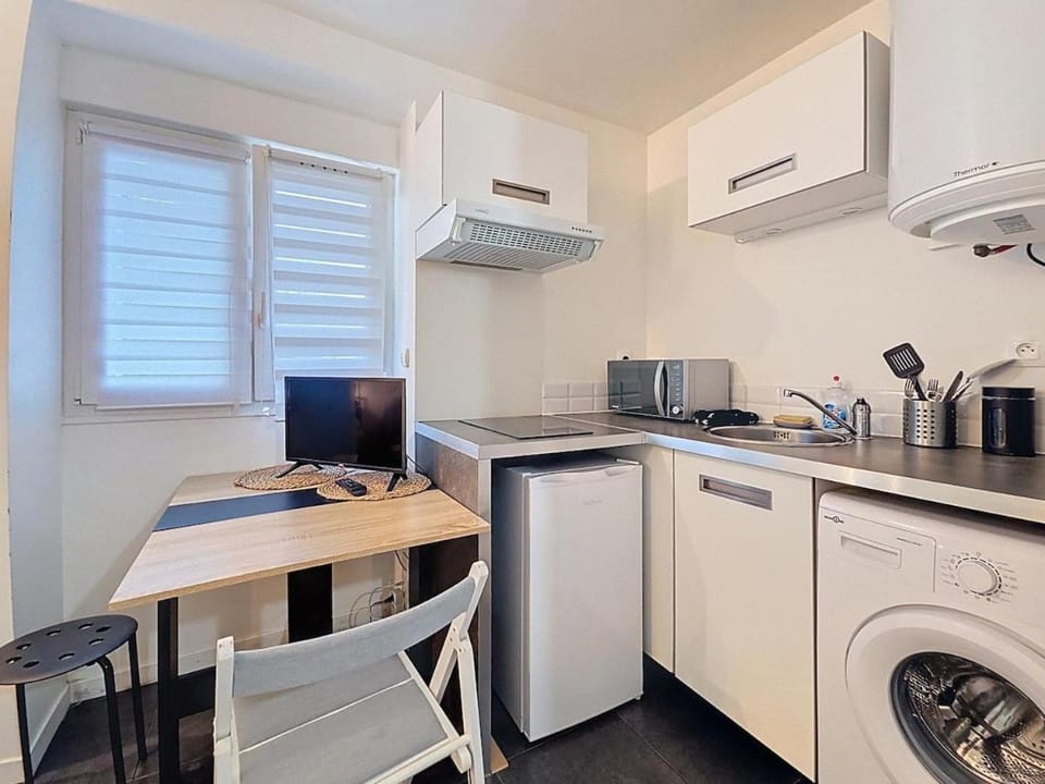 Coffee/tea facilities, Kitchen or kitchenette, Dining area, stove