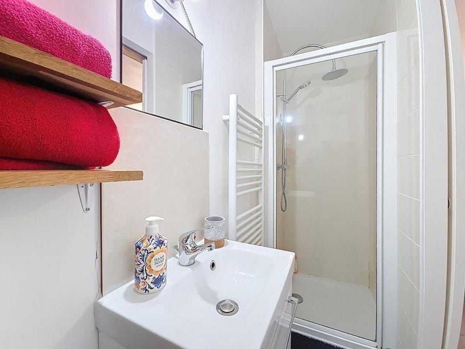 Shower, Bathroom, towels