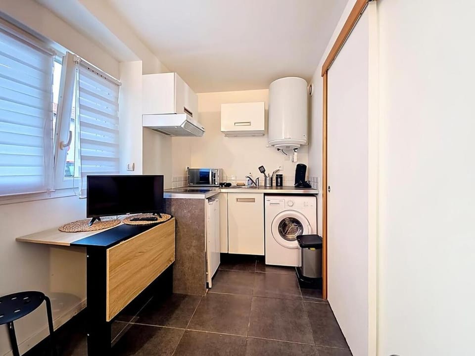 TV and multimedia, Coffee/tea facilities, Kitchen or kitchenette, Dining area, oven, stove