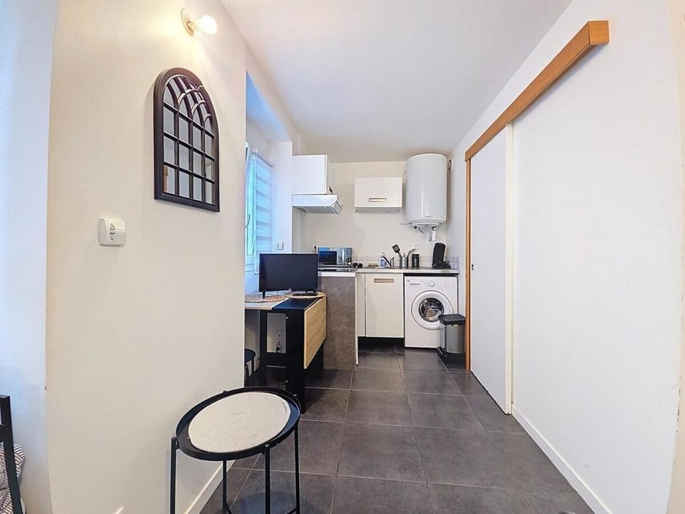 Kitchen or kitchenette, Dining area, stove, washing machine