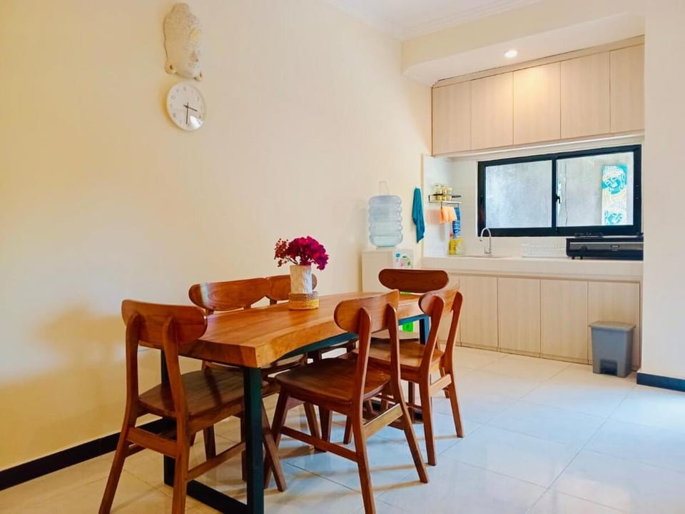 Kitchen or kitchenette, Seating area, Dining area