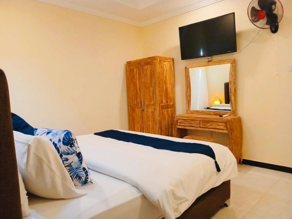 Bed, TV and multimedia, Bedroom, wardrobe