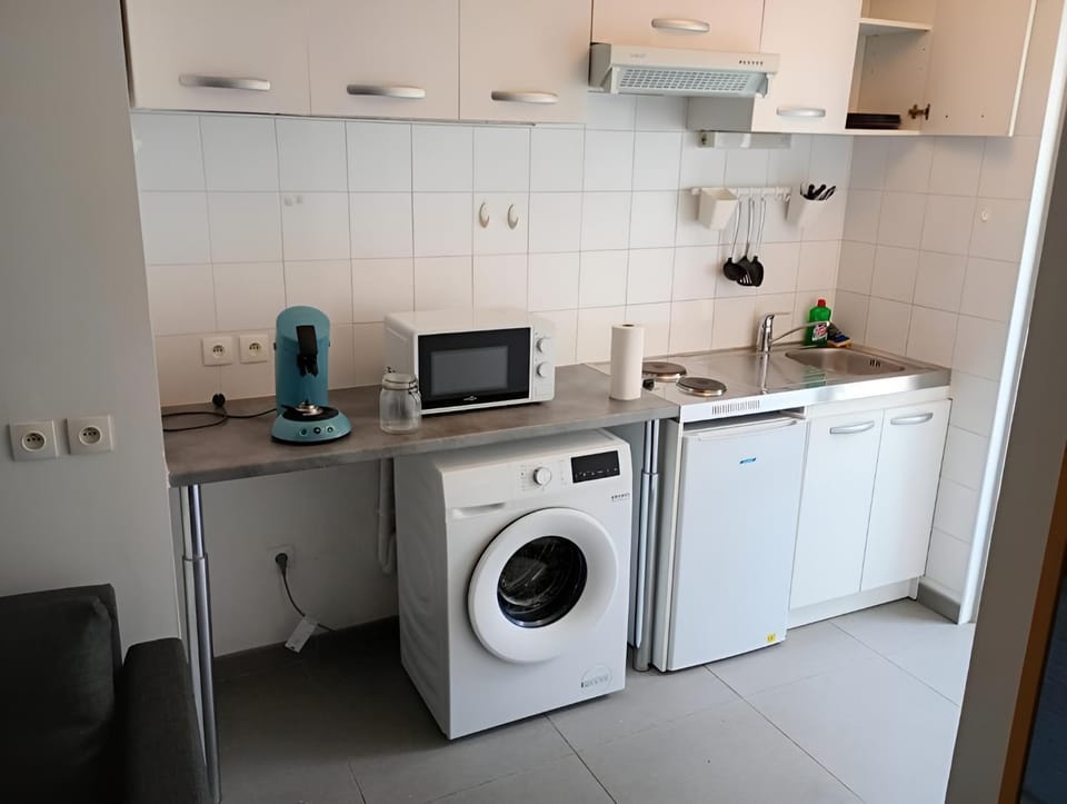 Kitchen or kitchenette, washing machine