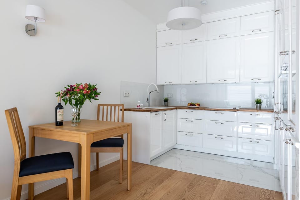 Kitchen or kitchenette, Dining area