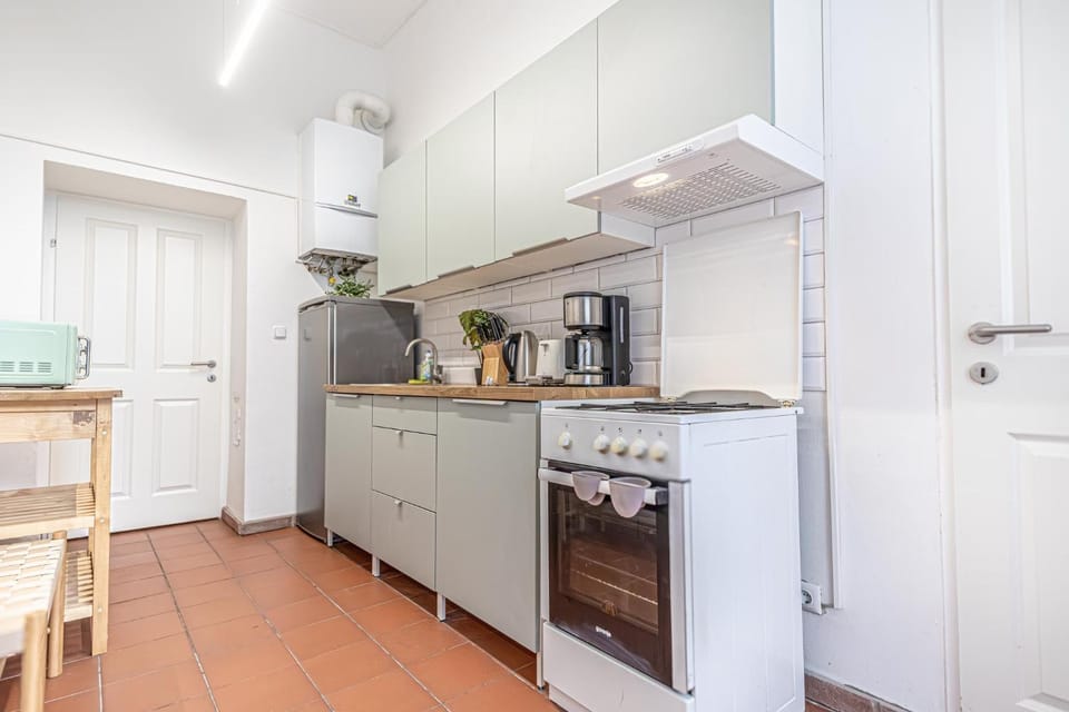Coffee/tea facilities, Kitchen or kitchenette, oven, stove