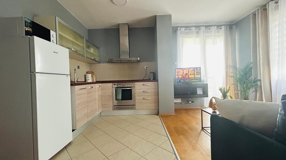 Kitchen or kitchenette, Living room, Seating area, oven, pet friendly, stove
