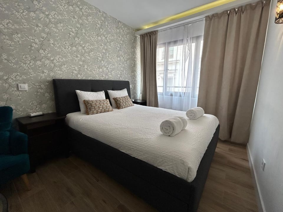 Bed, Bedroom, towels