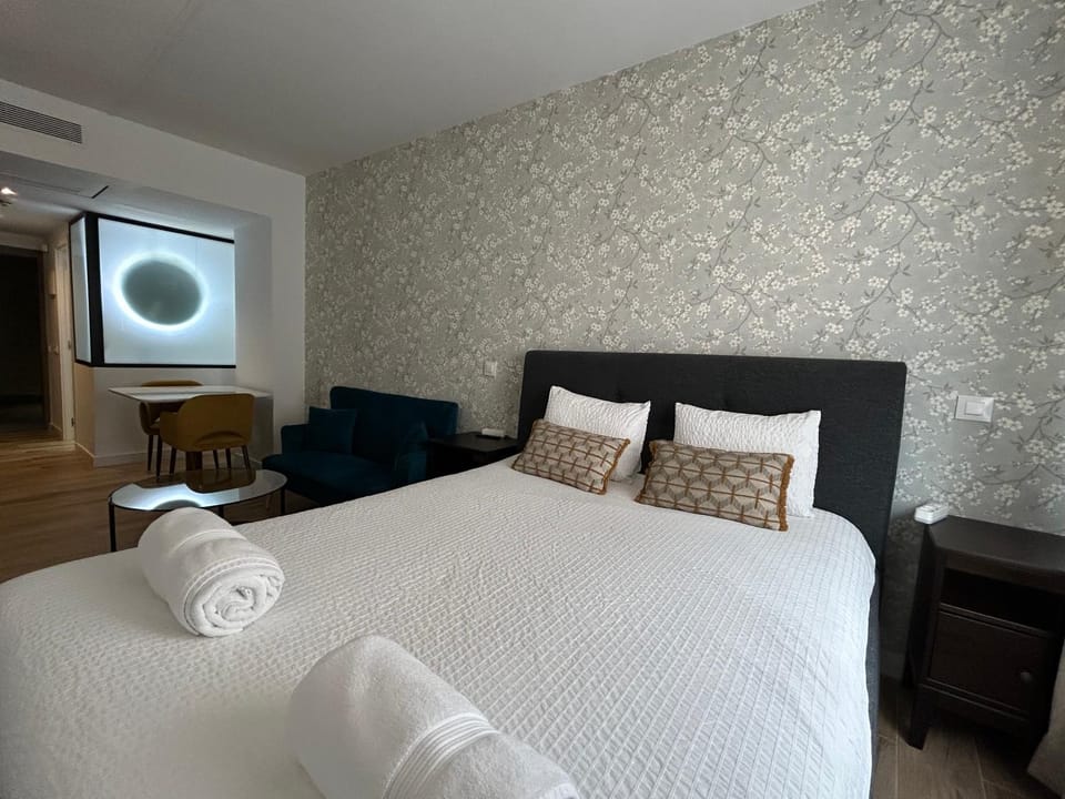 Bed, Bedroom, towels