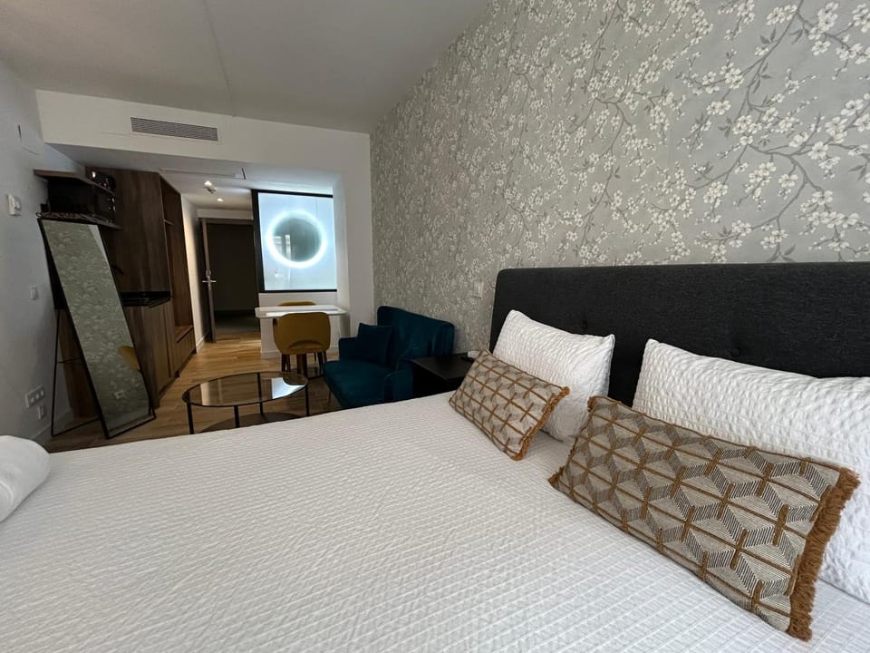 Bed, Living room, Seating area, Bedroom, air conditioner