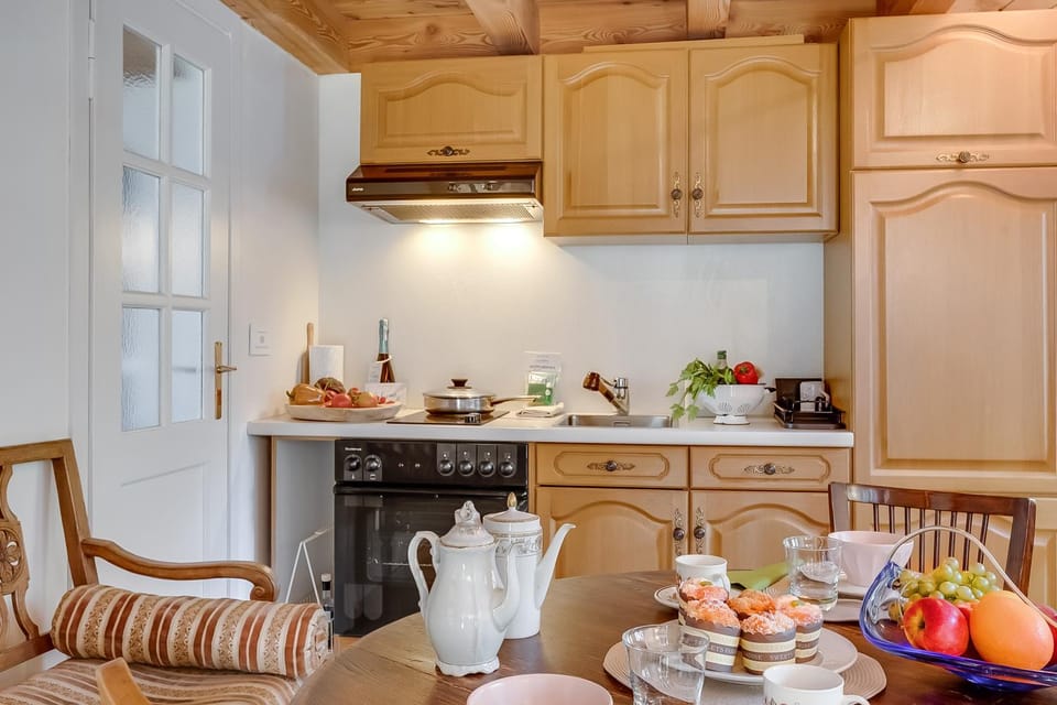 Kitchen or kitchenette, Dining area