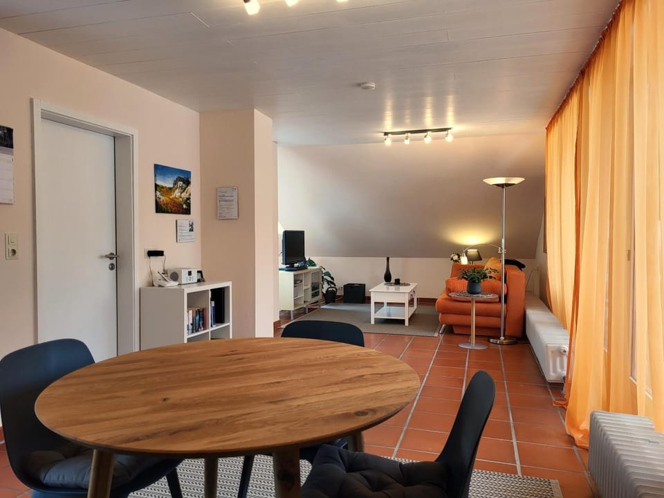 TV and multimedia, Living room, Seating area, Dining area