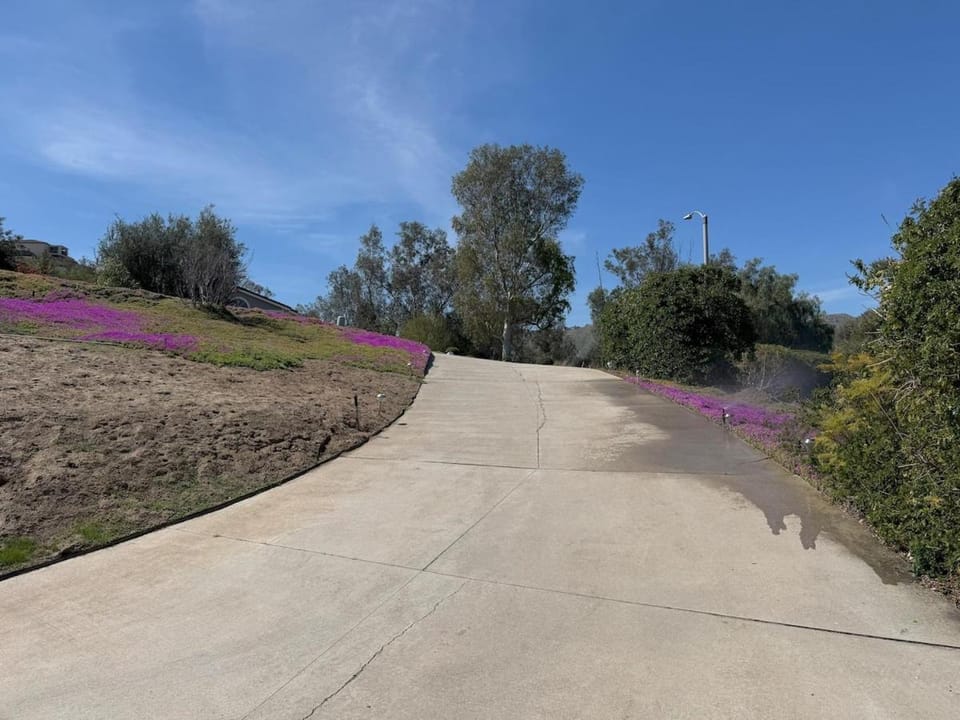 Riverside Views & Pool Retreat House in Riverside