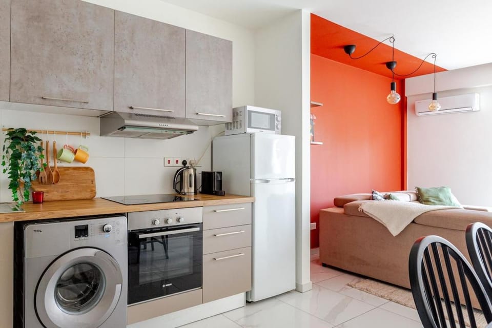 Coffee/tea facilities, Kitchen or kitchenette, Living room, oven, stove, toaster, washing machine